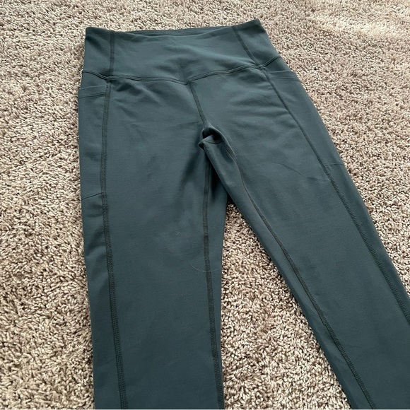 {Zella} Green Cropped Leggings with Pockets - Picture 3 of 10
